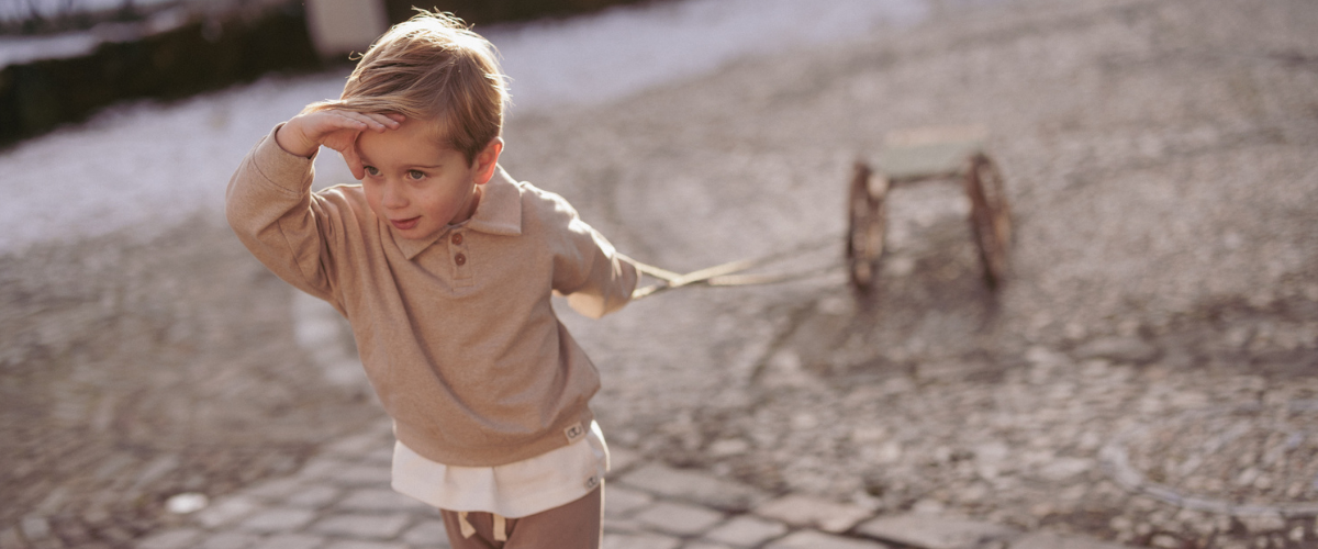 Jongen in jongenskleding van het kledingmerk Mr. Loutre
