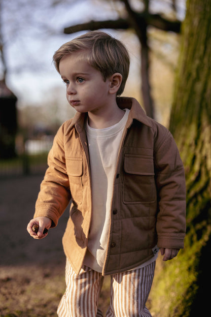 Jongen in kinderkleding en zomerjas van jongensmerk Mr. Loutre