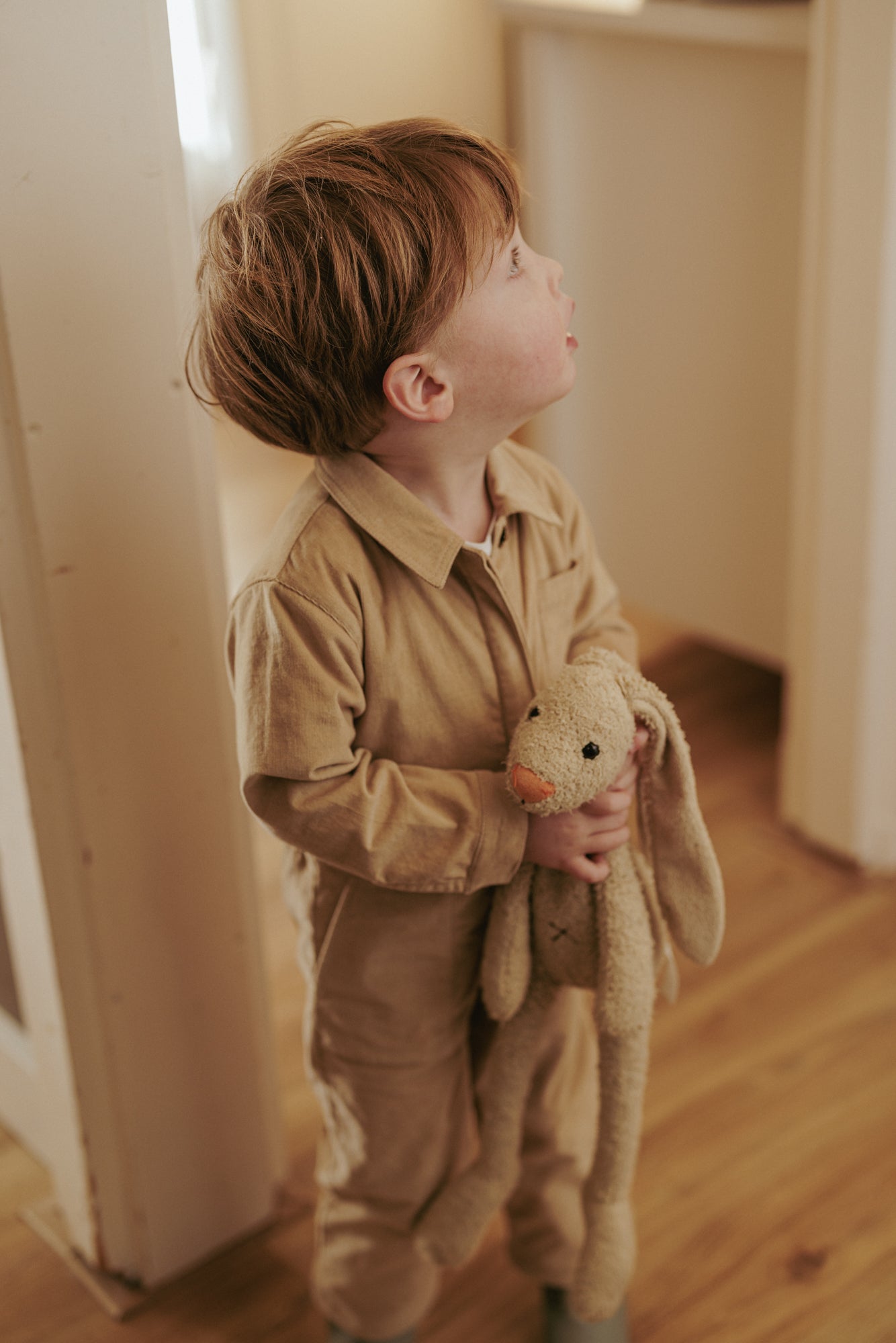 Jongen in khaki jumpsuit van het kinder kledingmerk Mr. Loutre