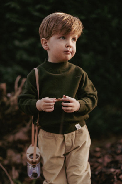 Outfit_Oskar_turtleneck_forest_&_William_trouser_khaki