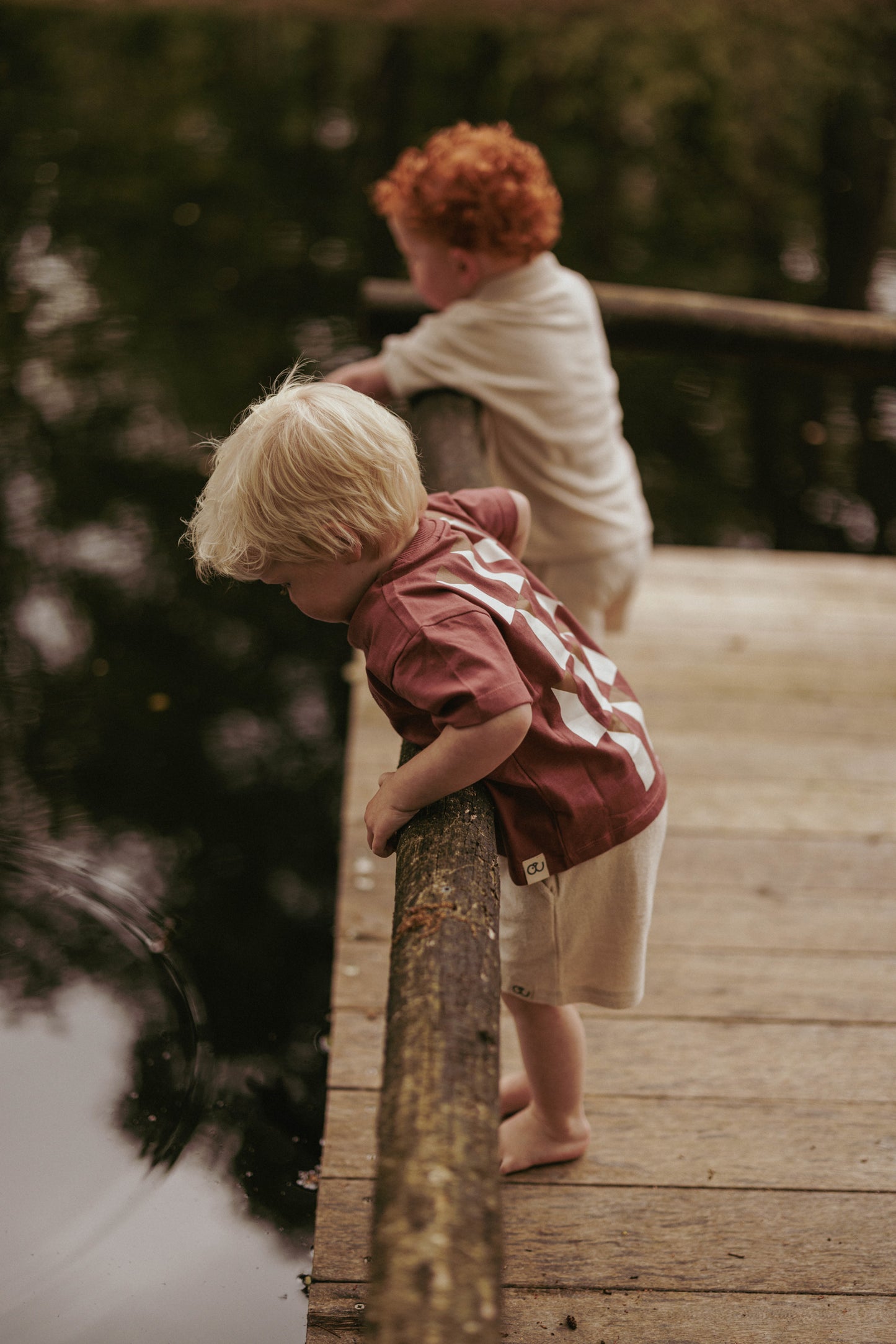 Jongen die samen met een vriendje in het water kijkt in kinderkleding van Mr. Loutre