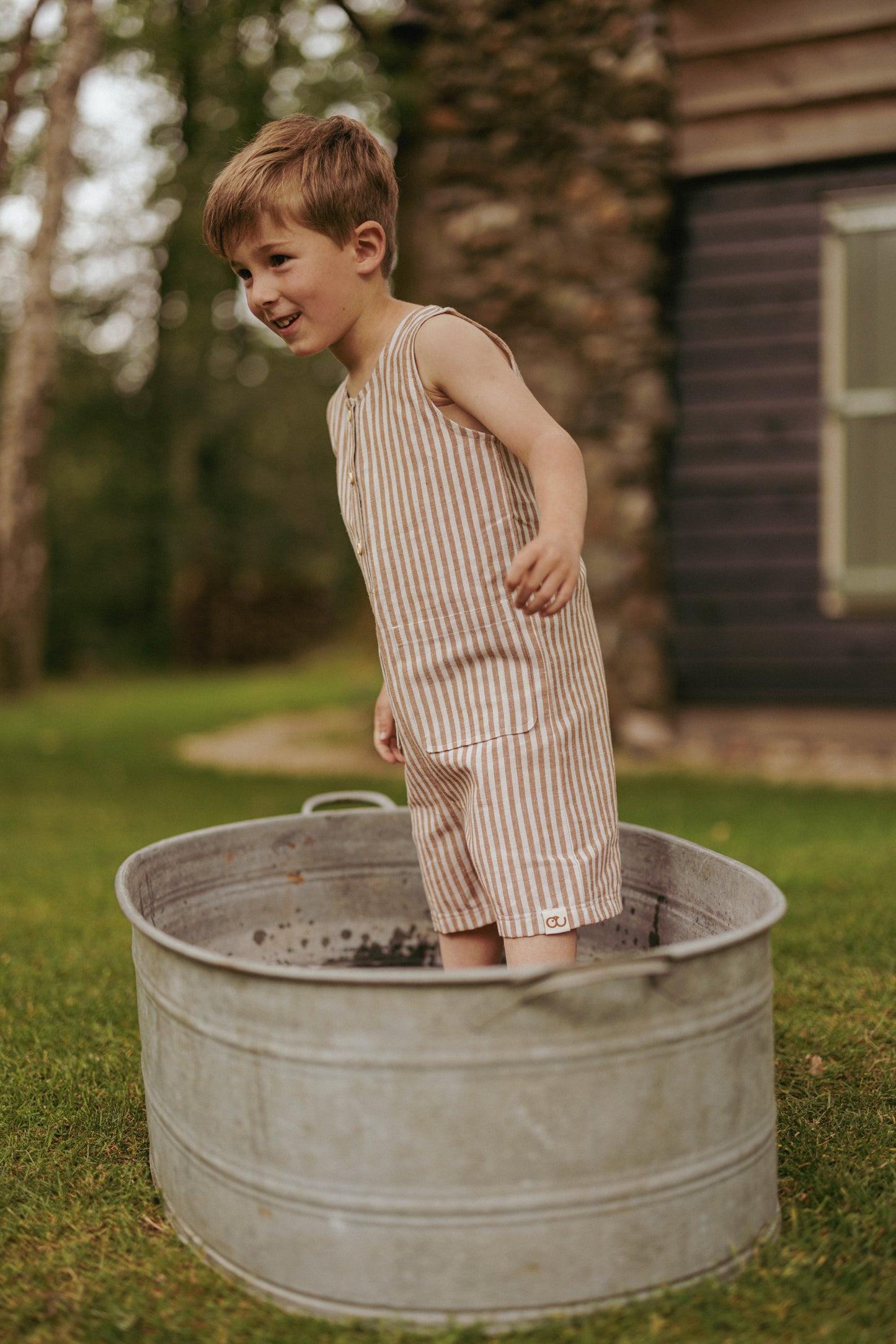 Jongen in gestreepte Benjamin playsuit van Mr. Loutre