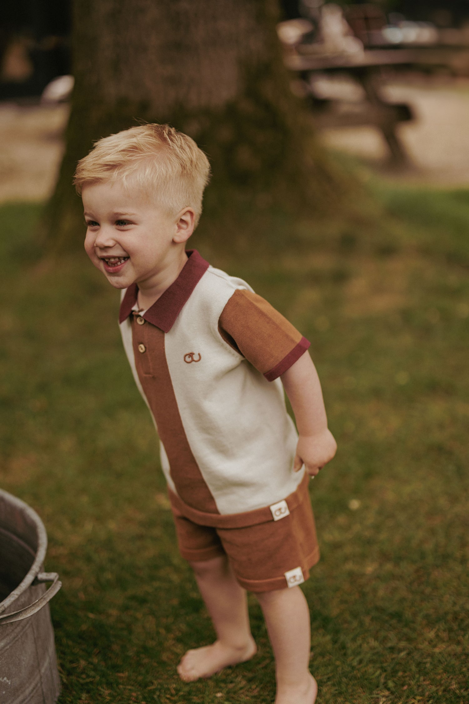 Jongen die aan het buitenspelen is in kinderkleding van Nederlands jongensmerk Mr. Loutre