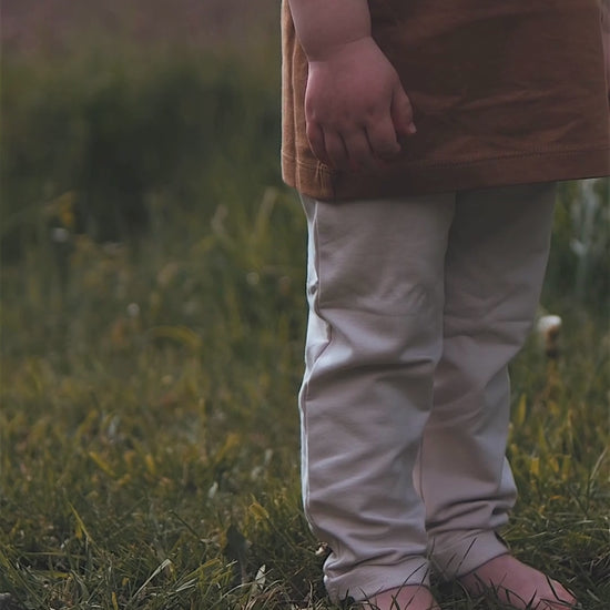 Jongen in Samuel t-shirt mud brown en James jongensbroek flour 