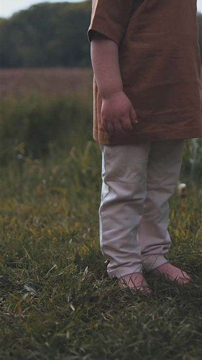 Jongen in Samuel t-shirt mud brown en James jongensbroek flour 
