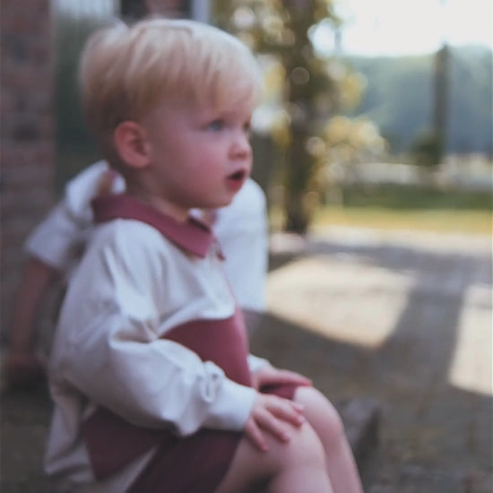 Jongen in viggo sweater en Xander short apple butter 