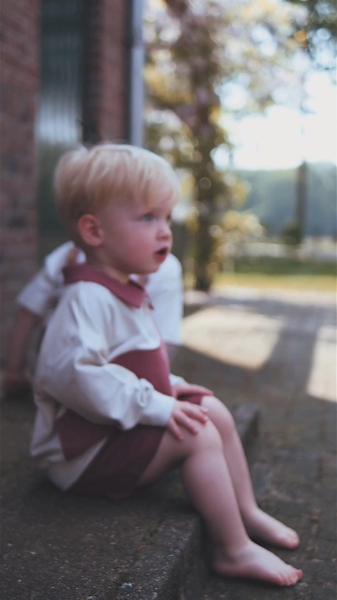 Jongen in viggo sweater en Xander short apple butter 