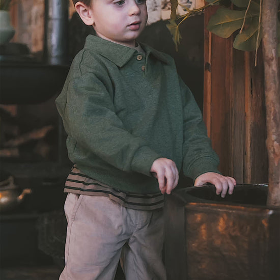 Jongen in jongens kleding van Mr. Loutre, trui jongens, broek jongens, gestreepte longsleeve jongens