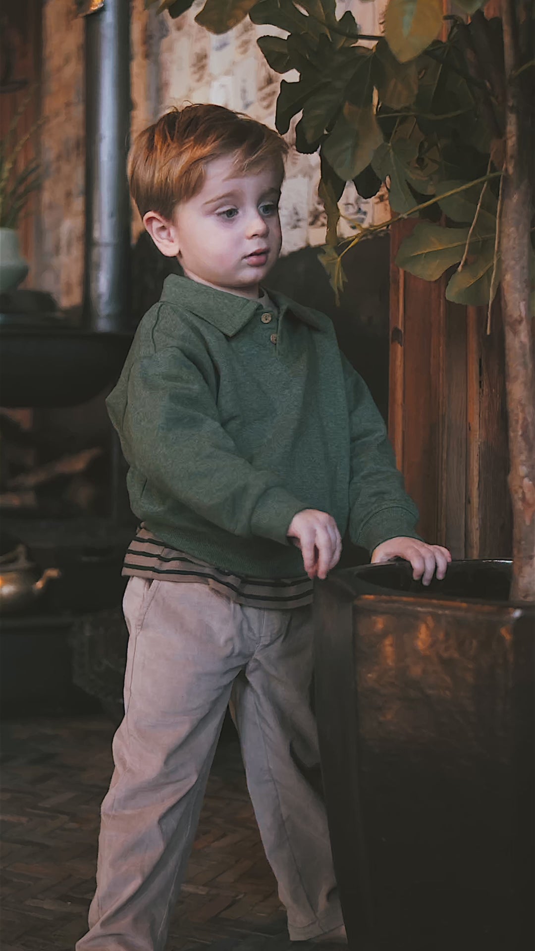 Jongen in jongens kleding van Mr. Loutre, trui jongens, broek jongens, gestreepte longsleeve jongens