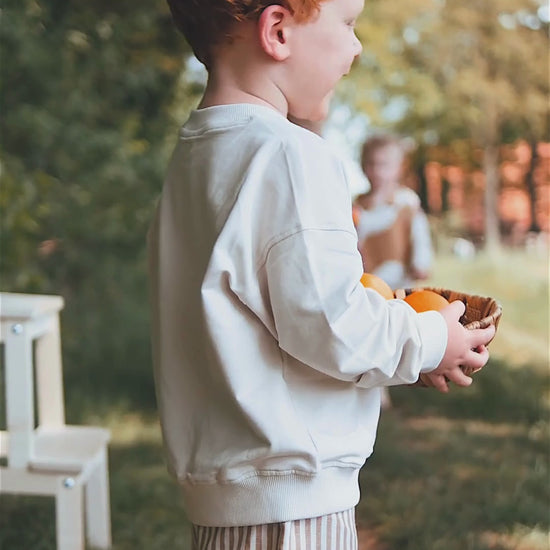Jongen in gestreepte Mattis short met Elias sweater