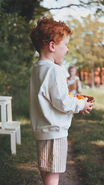 Jongen in gestreepte Mattis short met Elias sweater