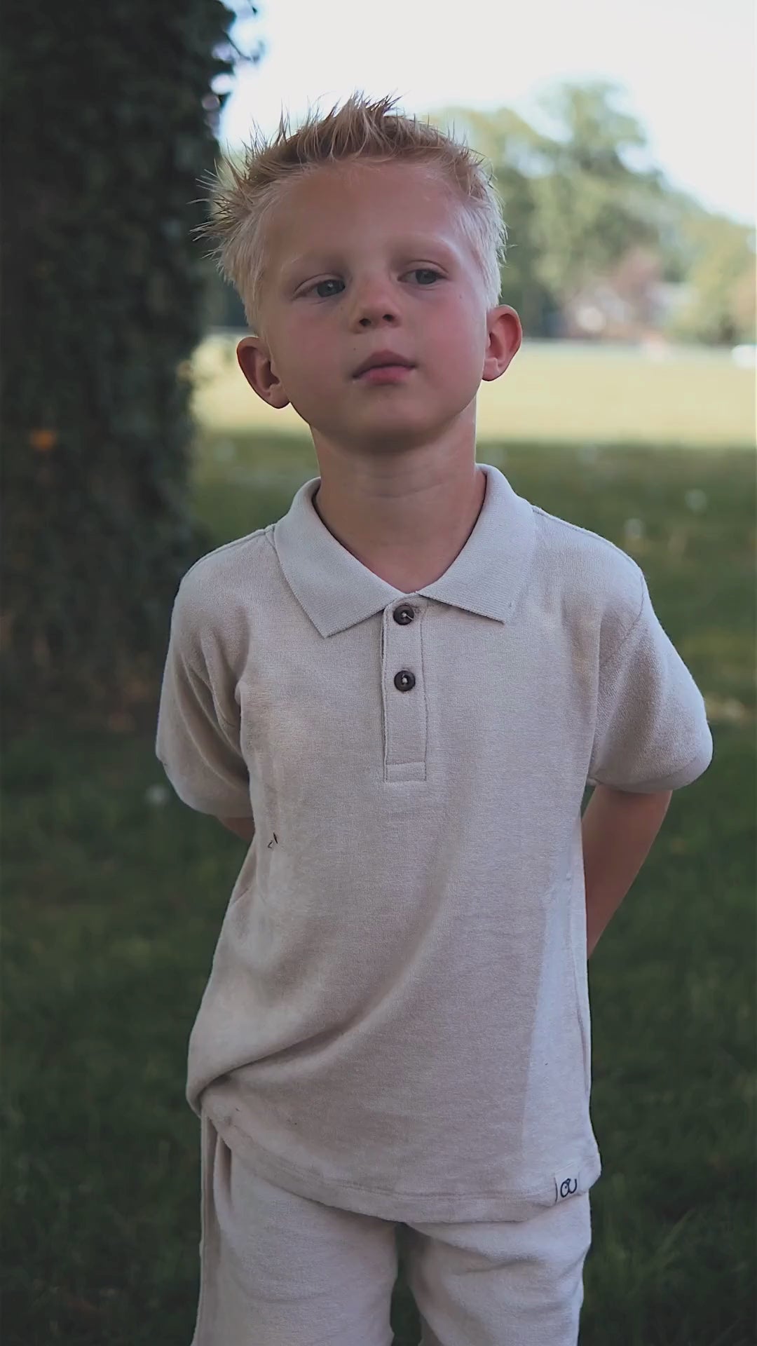 Jongen in Nils polo en Xander short flour