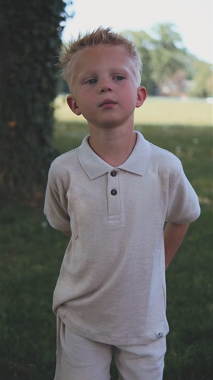 Jongen in Nils polo en Xander short flour