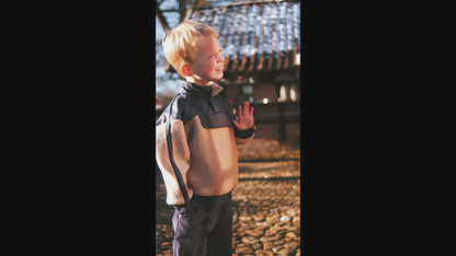 Jongen in Olan teddy anorak van jongensmerk Mr. Loutre