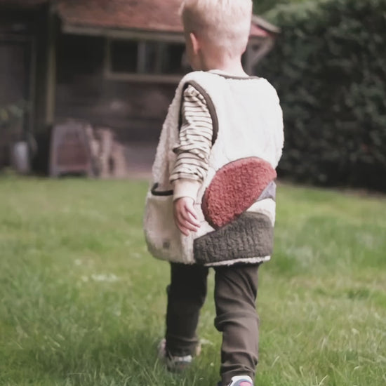 Avontuurlijke jongen in zijn zachte teddy gilet van het kinderkleding merk Mr. Loutre 