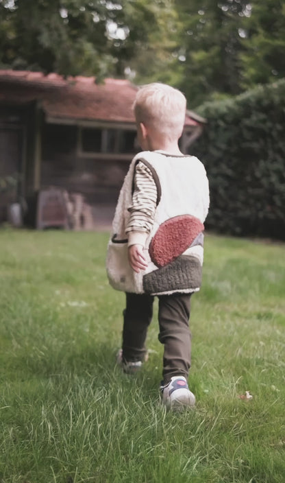 Avontuurlijke jongen in zijn zachte teddy gilet van het kinderkleding merk Mr. Loutre 