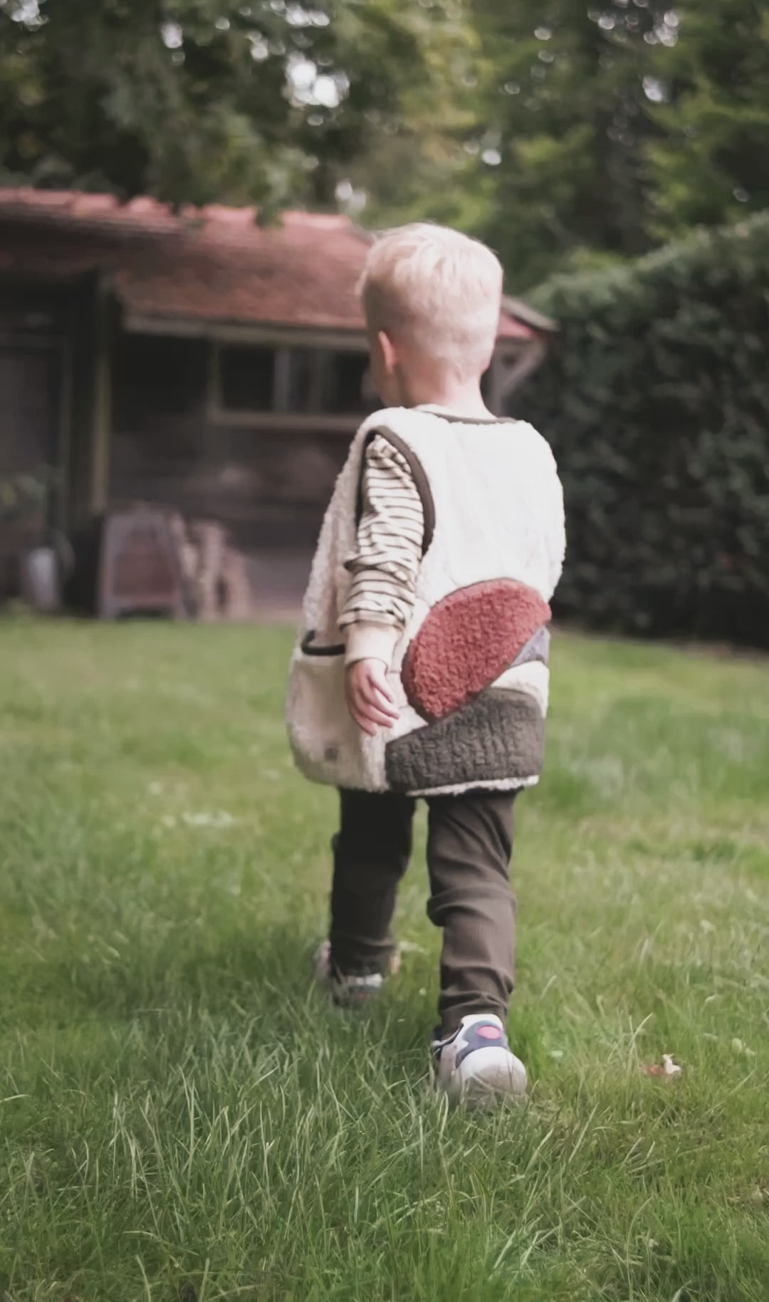 Avontuurlijke jongen in zijn zachte teddy gilet van het kinderkleding merk Mr. Loutre 