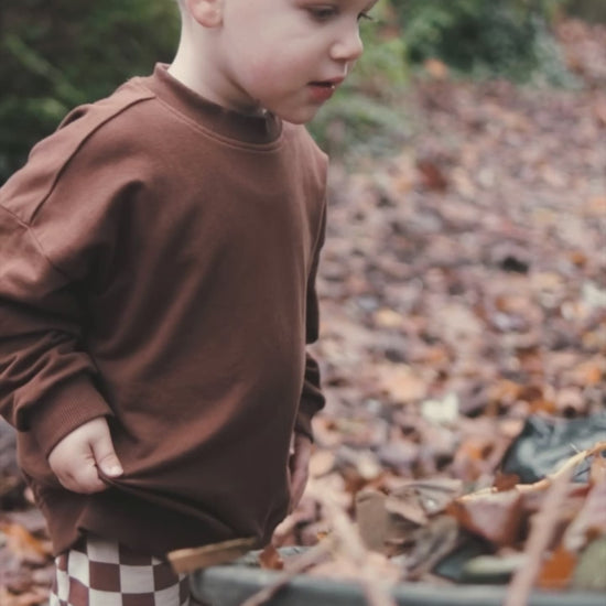 Stoere bruine jongenstrui en broek met blokprint van het kinderkleding merk Mr. Loutre