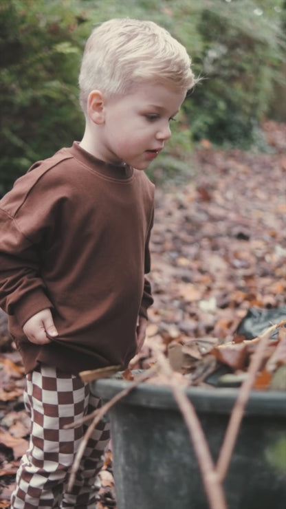 Stoere bruine jongenstrui en broek met blokprint van het kinderkleding merk Mr. Loutre