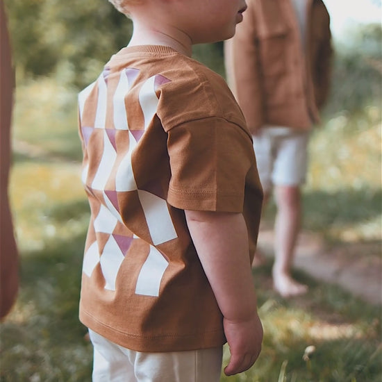 Jongen in Samuel t-shirt mud brown met James trouser flour