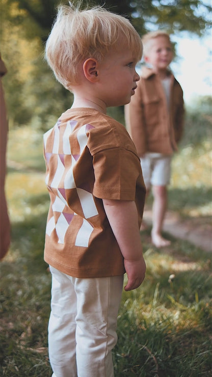 Jongen in Samuel t-shirt mud brown met James trouser flour